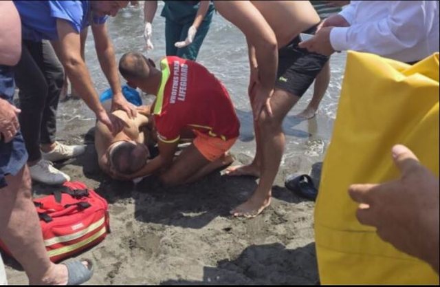 Vrojtuesi i plazhit i shpëton jetën 67-vjeçarit që po lahej në Velipojë