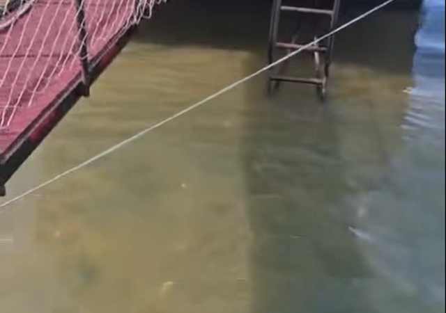 Sarandë, Ujërat e zeza derdhen në det, afër plazhit publik dhe shëtitores (VIDEO)