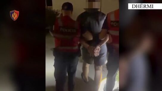 Vlorë arrestohen3 persona . Armëmbajtje pa leje, vjedhje me dhunë dhe transportim të emigrantëve të paligjshëm