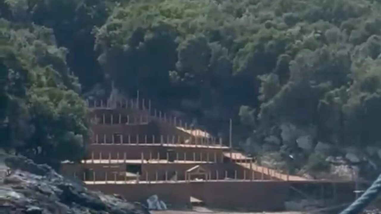 VIDEO\ “Beach bar” pa leje në Karaburun/ Nis shembja e objektit, në pranga njëri prej ndërtuesve