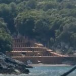 VIDEO\ “Beach bar” pa leje në Karaburun/ Nis shembja e objektit, në pranga njëri prej ndërtuesve