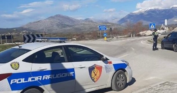 Aksident në Vlorë-Orikum, “Audi” përplas këmbësoren me foshnjën 3-muajshe, mrekullisht shpëtojnë të dyja!