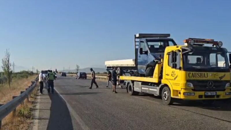 Aksidentohen tre makina në autostradën Levan-Tepelenë, një person i plagosur