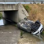 Aksident në Fier–Lushnjë, automjeti bie në nënkalim; shoferi mbetet i plagosur