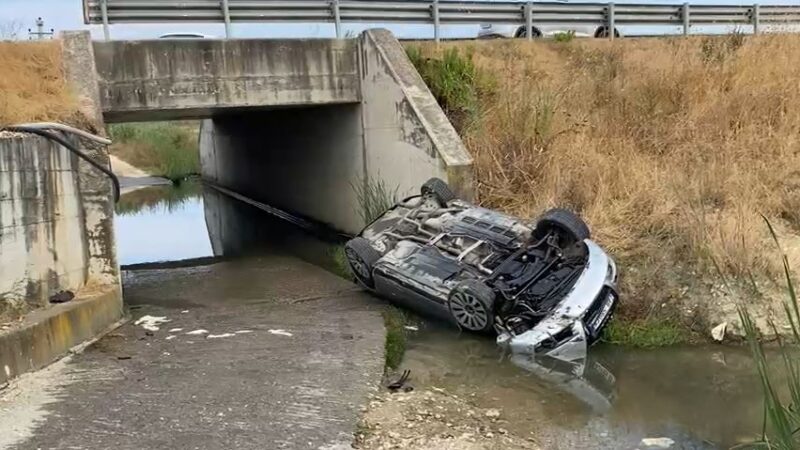 Aksident në Fier–Lushnjë, automjeti bie në nënkalim; shoferi mbetet i plagosur