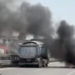 Kamioni shpërthen në flakë gjatë ecjes pranë Laçit