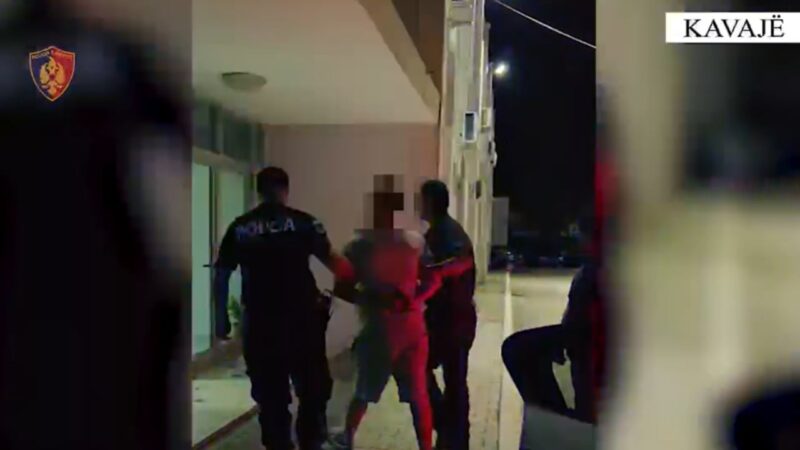 Rrogozhinë, arrestohet i riu që kanosi me kallashnikov 35-vjeçarin