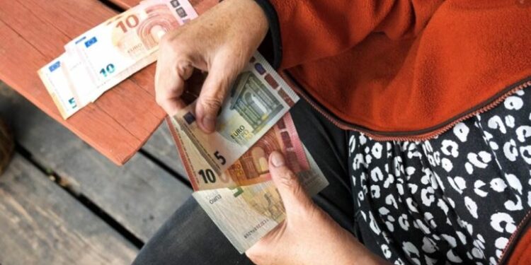 Greqia rrit pensionet dhe pagat: 400 euro bonus, paga minimale 1000 euro