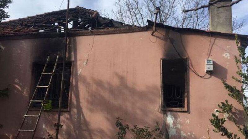 Sarandë/ Zjarri shkrumbon banesën, çifti i të moshuarve përfundon në spital i asfiksuar