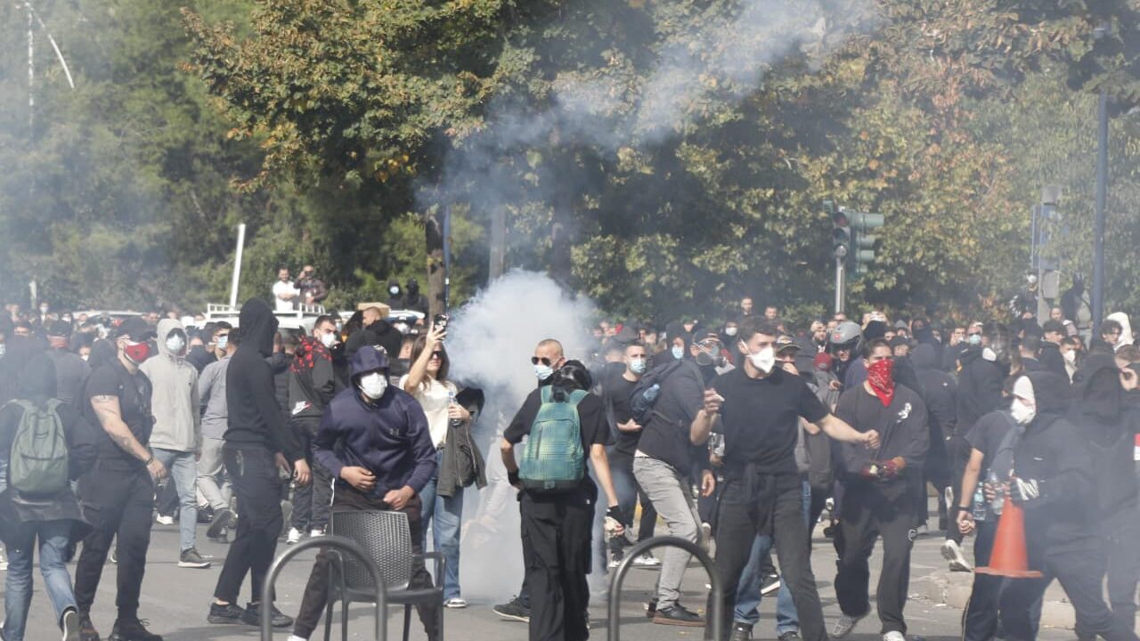 Tensione para Kryeministrisë, protestuesit hedhin gurë ndaj policisë, efektivët përdorin gaz lotsjellës