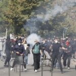 Tensione para Kryeministrisë, protestuesit hedhin gurë ndaj policisë, efektivët përdorin gaz lotsjellës