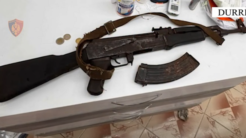 Kanosi me kallashnikov 69-vjeçarin pas një konflikti, arrestohet 36-vjeçari në Durrës!