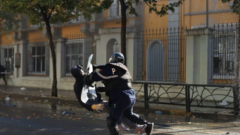 Protestat studentore/ 21 të lënduar në Tiranë, mes tyre 8 policë dhe 3 të mitur! Ja gjendja e 21-vjeçarit të plagosur