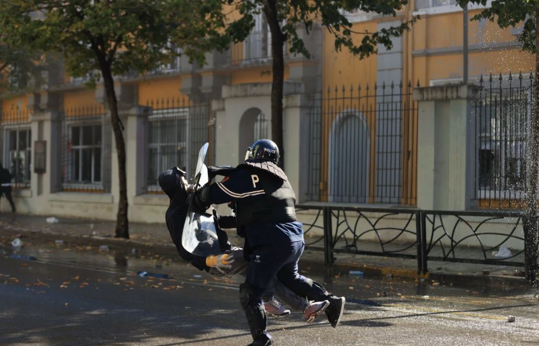 Protestat studentore/ 21 të lënduar në Tiranë, mes tyre 8 policë dhe 3 të mitur! Ja gjendja e 21-vjeçarit të plagosur