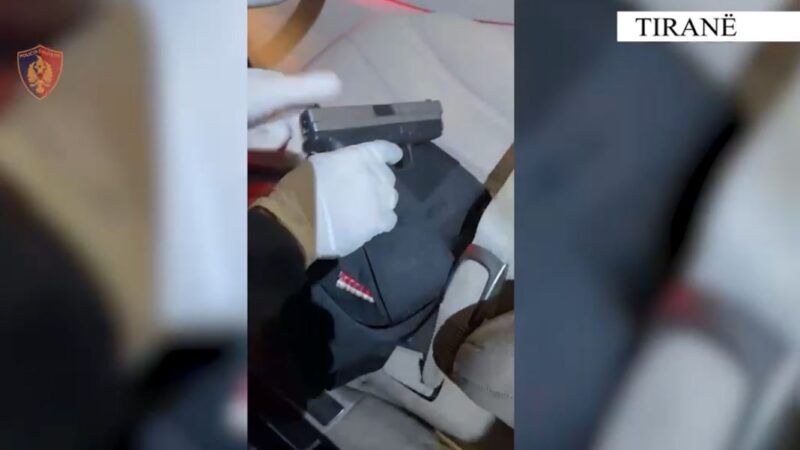 Trafikim armësh në Kamëz, arrestohet 29-vjeçari nga Kruja, sekuestrohen pistoletë dhe armë gjahu
