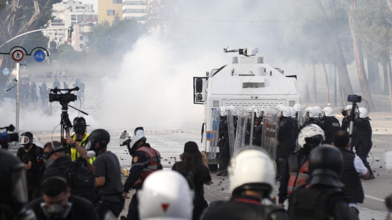 AGSH: 50 incidente ndaj gazetarëve gjatë protestave në Tiranë, 40 prej tyre të lidhura me Policinë e Shtetit