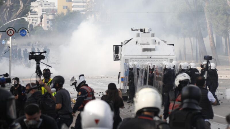 AGSH: 50 incidente ndaj gazetarëve gjatë protestave në Tiranë, 40 prej tyre të lidhura me Policinë e Shtetit