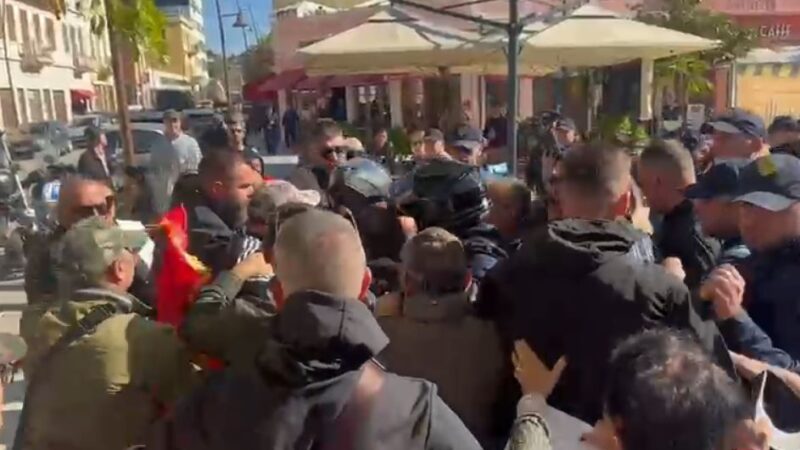 TENSIONE NË VLORË/ Përplasje mes protestuesve dhe Policisë kundër Muzeut Hebraik, qytetarët tentojnë të hyjnë në kantier