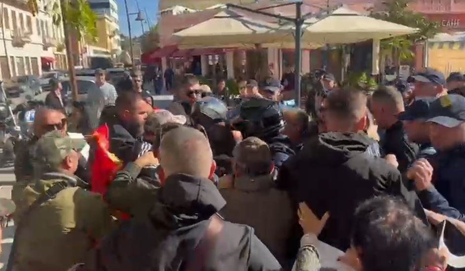 TENSIONE NË VLORË/ Përplasje mes protestuesve dhe Policisë kundër Muzeut Hebraik, qytetarët tentojnë të hyjnë në kantier
