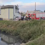 Tiranë-Durrës/ Makina përfundon në kanal pranë Urës së Dajlanit, shoferi dyshohet se ishte i dehur