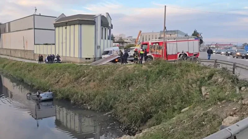 Tiranë-Durrës/ Makina përfundon në kanal pranë Urës së Dajlanit, shoferi dyshohet se ishte i dehur