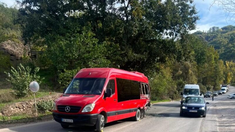 Aksident në aksin Librazhd-Përrenjas, përplasen 4 automjete, plagosen 3 persona