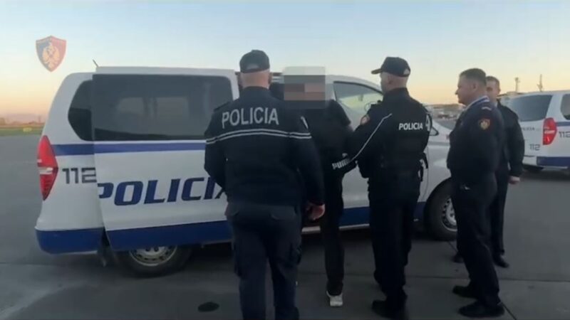 Mbante dy mbiemra për t’i shpëtuar identifikimit/ Ekstradohet drejt Italisë 40-vjeçari i dënuar me 7 vite burg për trafik droge