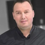 U ndalua për ngacmim të të miturave, ky është këngëtari fierak që u vu në pranga