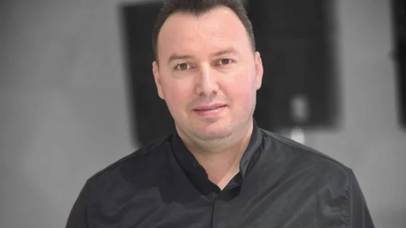 U ndalua për ngacmim të të miturave, ky është këngëtari fierak që u vu në pranga